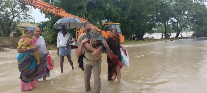 గ్రామస్థులను క్షేమంగా బయటకు తీసుకు వస్తున్న రక్షకభటులు