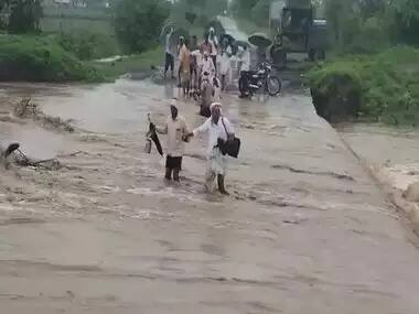 Heavy Rains In Hingoli Districts Flood River Lot Of Water In Farm Land Hingoli Rain : हिंगोली जिल्ह्यात मुसळधार पाऊस, ओढ्याचे पाणी रस्त्यावरून वाहत असल्याने वाई बोल्डा मार्ग बंद