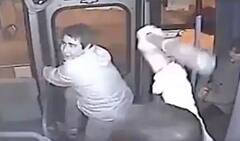 Viral Video: ਬੱਸ 'ਚ ਦਾਖਲ ਹੋ ਕੇ ਚੋਰੀ ਕਰ ਰਿਹਾ ਸੀ ਔਰਤ ਦਾ ਪਰਸ, ਡਰਾਈਵਰ ਕਾਰਨ ਫੜਿਆ ਗਿਆ ਚੋਰ!