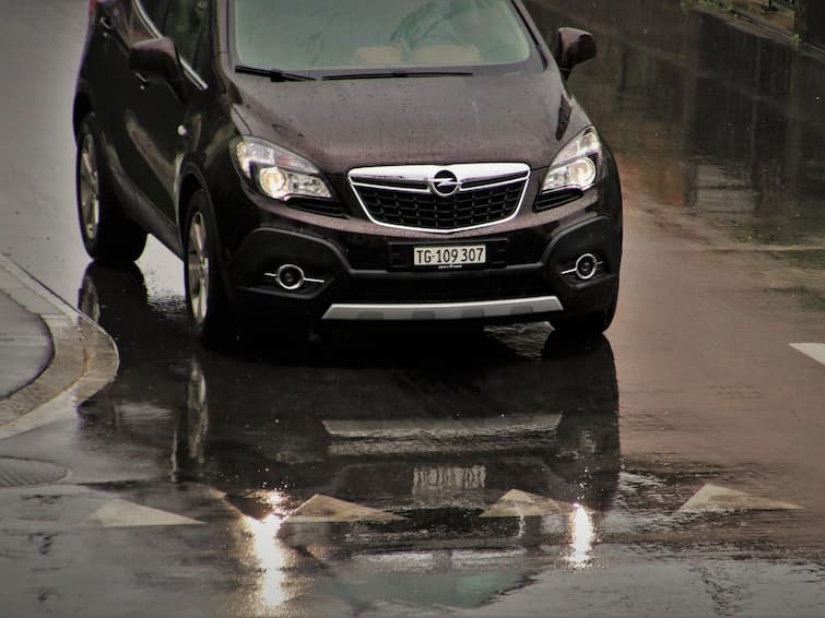 10 Things That You Never Should Do While Driving in Flooded Roads Car Driving Tips: నీరు నిలిచిన రోడ్లపై కారు డ్రైవ్ చేస్తున్నారా? - ఈ 10 పనులు అస్సలు చేయకండి!