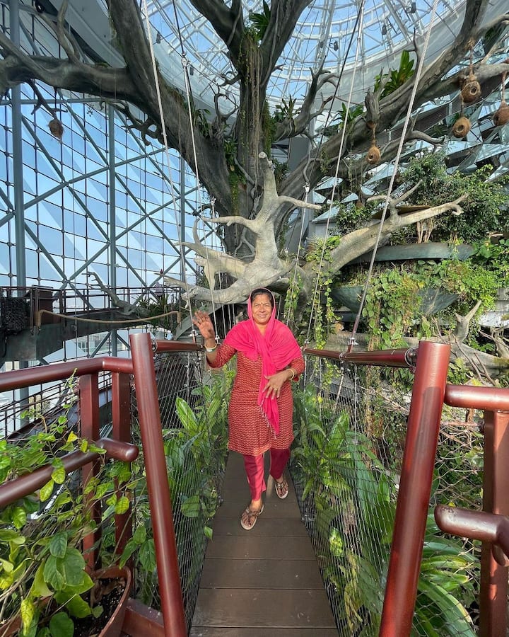 இன்ஸ்டாகிராமில் ஆக்டிவாக இருக்கும் விக்னேஷ் தனது மனைவி, மகன்கள், தாயார் மற்றும் கிரிக்கெட் குறித்து பதிவிட்டு வருவார்.