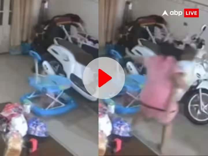 mother risked save child before home ceiling about to collapse shocking video viral Shocking Video: ਘਰ ਦੀ ਛੱਤ ਡਿੱਗਣ ਹੀ ਵਾਲੀ ਸੀ ਕਿ ਮਾਂ ਨੇ ਆਪਣੀ ਜਾਨ ਖਤਰੇ ਵਿੱਚ ਪਾ ਕੇ ਬੱਚੇ ਨੂੰ ਬਚਾਇਆ, ਵੀਡੀਓ ਦੇਖ ਕੇ ਤੁਹਾਡੇ ਸਾਹ ਰੁਕ ਜਾਣਗੇ