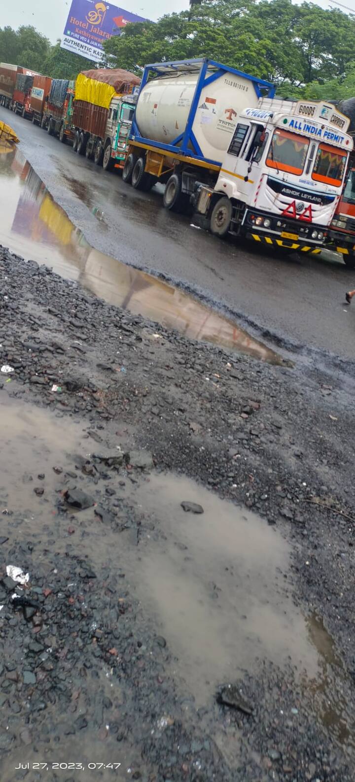 कंटेनर हटवण्याचं काम सध्या युद्ध पातळीवर सुरु आहे.