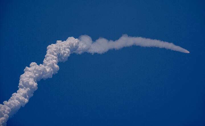 इंडियन स्पेस रिसर्च ऑर्गनायझेशन (ISRO) 30 जुलैला पीएसएलव्ही (PSLV) रॉकेटद्वारे सिंगापूरच्या सात उपग्रहांचं प्रक्षेपण करणार आहे.