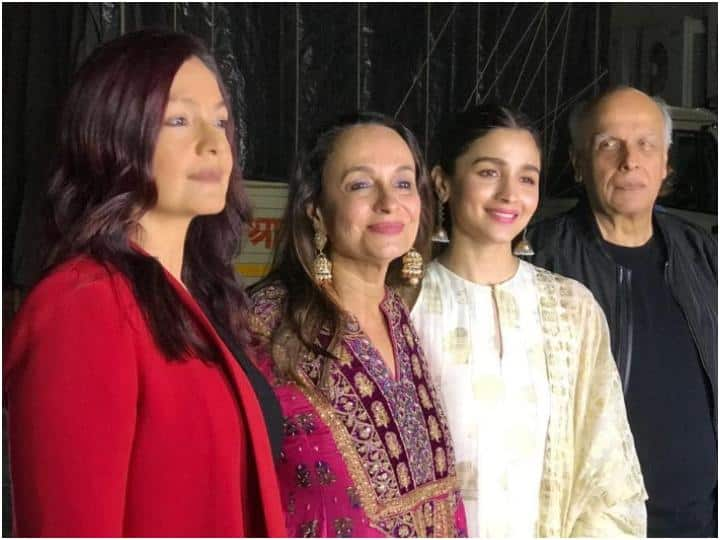 Mahesh Bhatt Ignores Paparazzi question on  Bigg Boss OTT 2 Contestant Pooja Bhatt Said am Alia Bhatt Fan क्या Pooja Bhatt से खफा है पापा महेश भट्ट? एक्ट्रेस के बारे में सवाल पूछे जाने पर बोले- 'मैं आलिया का फैन हूं'