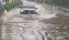 Rain : नागपुरात पावसामुळं रस्त्यांना नद्यांचं स्वरुप, वेणा नदीला पूर