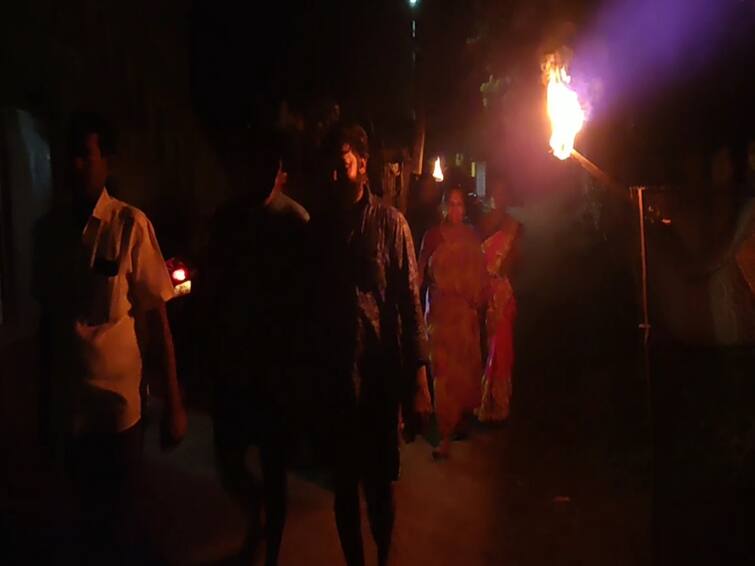Mayiladuthurai sirkali Unlit streetlights public carrying torches TNN சிரிப்பாய் சிரிக்கும் சீர்காழி நகராட்சி - பழங்கலாத்துக்கு அழைத்து சென்றதாக பொதுமக்கள் புலம்பல்