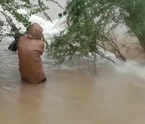 5 people, including three children, were drowned in  flood waters near Dwarka, locals people  rushed for  rescue Rain update :  જ્યારે દ્વારકા નજીક પુરના ધસમસતા પાણીમાં ત્રણ બાળકો સહિત 5 લોકો તણાયા, પછી…