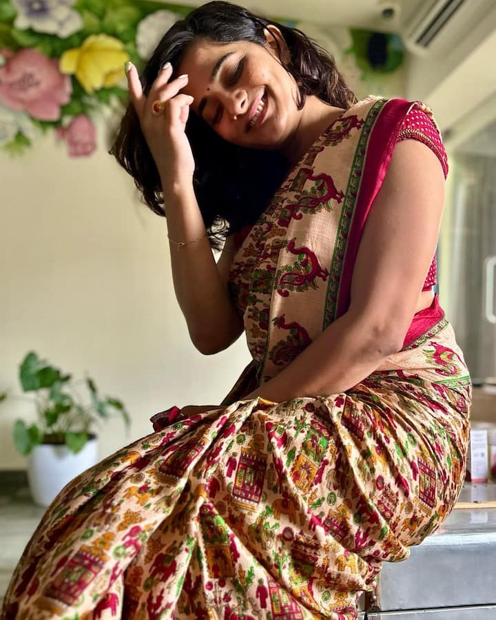 रंगीबेरंगी साडीमध्ये भाग्यश्री अतिशय सुंदर दिसत असून तिच्या अदांवर चाहते फिदा झाले आहेत.