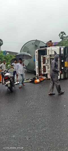 Vasai Accident : वसईत कंटेनर उलटला, मुंबई-अहमदाबाद हायवेवर वाहतूक कोंडी