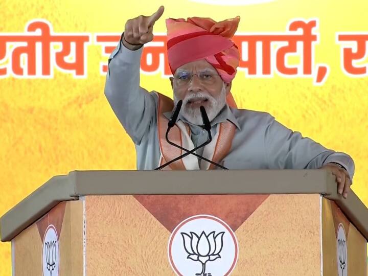 सर्वे में सवाल किया गया कि पीएम की पहली पसंद कौन है? इस पर सबसे ज्यादा लोगों ने मौजूदा पीएम नरेंद्र मोदी का नाम लिया. सर्वे के मुताबिक, 63 फीसदी लोगों ने पीएम मोदी को पहली पसंद बताया.