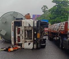 Vasai Accident : वसईत कंटेनर उलटला, मुंबई-अहमदाबाद हायवेवर वाहतूक कोंडी