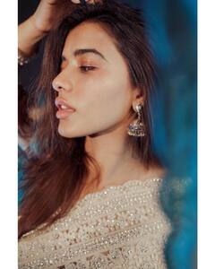 BRO Kethika Sharma: శారీ కట్టి రకరకాల ఫోజులిచ్చిన 'బ్రో' బ్యూటీ కేతిక