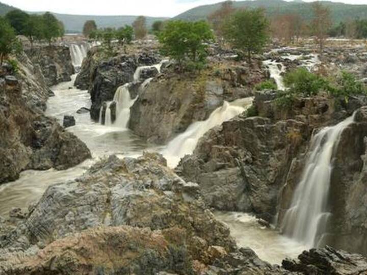 Hogenakkal: கர்நாடகாவில் கொட்டும் கனமழை... ஒகேனக்கலுக்கு நீர்வரத்து 17 ஆயிரம் கன அடியாக உயர்வு..!