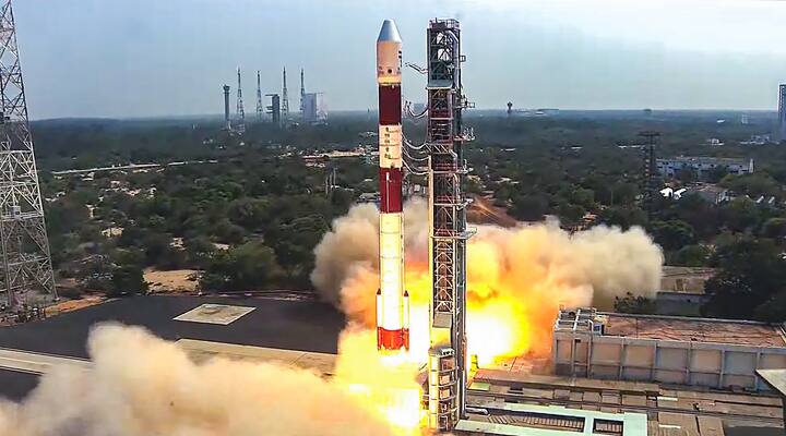 सिंगापूरचा DS-SAR उपग्रह सुमारे 360 किलो वजनाचा आहे. तर, इतर सहा छोटे उपग्रह नानयांग टेक्नॉलॉजिकल युनिव्हर्सिटी असून त्यांची नावे VELOX-AM, ARCADE, SCOOB-II, NULLION NU, Galasia-2 आणि ORRB-12 STRIDER अशी आहेत.