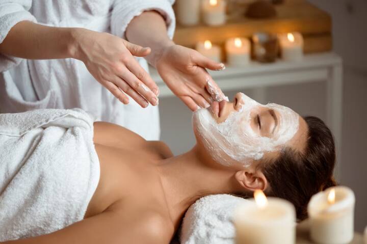 नियमित चेहरे की मालिश रक्त प्रवाह में सुधार के कारण आपके चेहरे पर मुँहासे की उपस्थिति को कम करने में मदद करती है.चेहरे की मालिश आपको मृत त्वचा कोशिकाओं को हटाने में मदद कर सकती है जिससे त्वचा चिकनी और चमकदार हो जाती है.