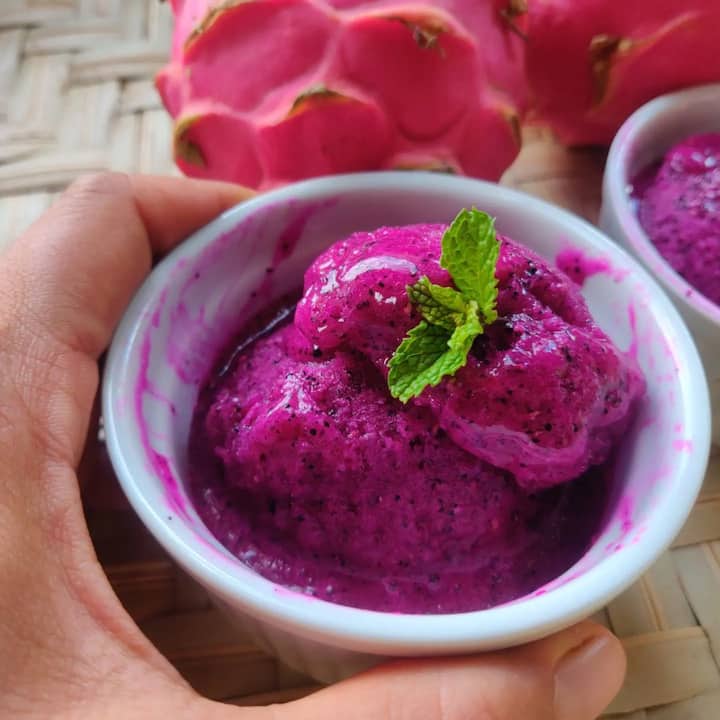 ड्रैगन फ्रूट में फ्लेवोनॉयड, फेनोलिक एसिड और बीटासाइनिन जैसे एंटीऑक्सीडेंट पाए जाते हैं. इसके सेवन से ओवरऑल हेल्थ को फायदा पहुंचता है.