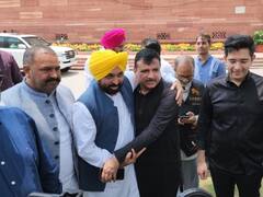 संसद में प्रदर्शन कर रहे संजय सिंह से मिले भगवंत मान, बोले- 'कबूतर के आंख बंद करने से बिल्ली का हमला...'