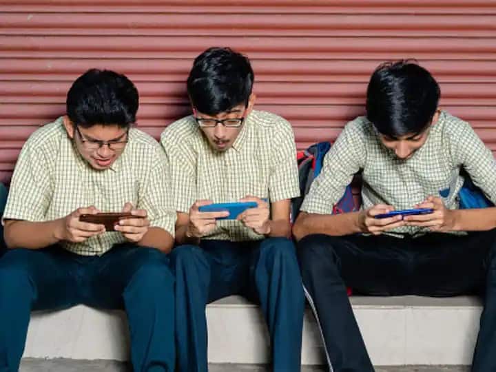 unesco proposes smartphone ban in schools to counter cyberbullying avoid disruption enhance learning Ban Smartphone : शाळांमधून 'स्मार्ट फोन' हद्दपार करा, युनेस्कोच्या अहवालातून जगातील देशांना सल्ला