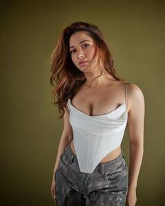 Tamanna Bhatia: 'ஏய் செதுக்கி எடுத்த செலையப்போல் குலுக்கி தலுக்கி நிக்கிறியே..’ நடிகை தமன்னாவின் ஸ்டைலிஷ் க்ளிக்ஸ்!