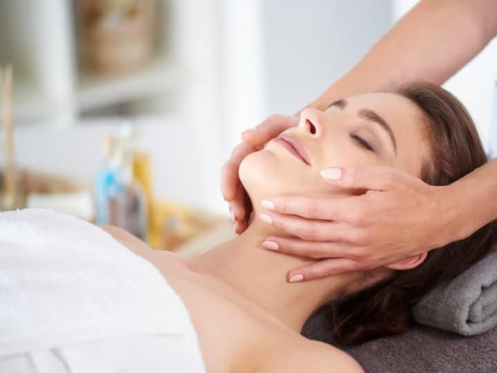 हेल्दी और सुंदर स्किन पाने के लिए हम कई सारे स्किन केयर रूटीन फॉलो करते हैं. इन्हीं में से एक है फेशियल मसाज, जिसको करने से आपको एक नहीं बल्कि 6 फायदे मिल सकते हैं आइए जानते हैं...