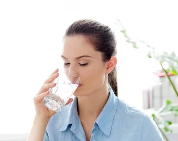 જો તમારું વજન વધારે હોય અથવા મેદસ્વી હોય, તો થોડું વજન ઓછું કરવાથી પણ ઇન્સ્યુલિનની સંવેદનશીલતા અને બ્લડ સુગરના નિયંત્રણમાં નોંધપાત્ર સુધારો થઈ શકે છે. સંતુલિત આહાર અને નિયમિત શારીરિક પ્રવૃત્તિ સાથે તમારું વજન જાળવી રાખવાનો પ્રયાસ કરો.