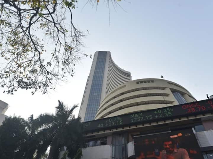 Stock Market Sensex Gains Nifty Tops M&M Drops Bajaj Finance Rises US Fed Hike Sun Pharma Tata Motors Bharti Airtel Bajaj Finance Stock Market: Sensex Gains Over 75 Points, Nifty Tops 19,800; M&M Drops 6%, Bajaj Finance Rises 1%