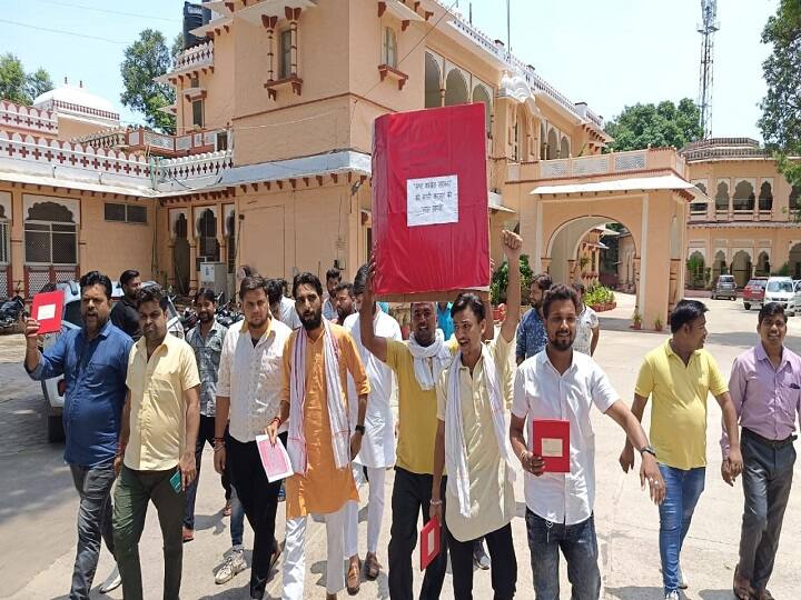Lal Diary Politics in Rajasthan Congress Yuva Morcha Demands Truth of Corruption be be Revealed ANN Rajasthan Politics: कोटा कलेक्ट्रेट पहुंचा लाल डायरी का मुद्दा, युवा मोर्चा की मांग- 'सच सामने लाना जरूरी...'