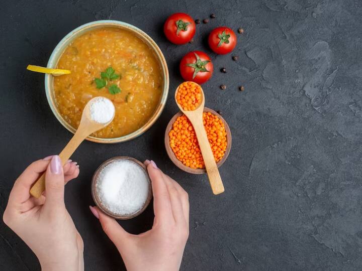 नमक एक ऐसी चीज है, जिसे ज्यादा खाना भी सही नहीं है और पूरी तरह से छोड़ देना भी सही नहीं है. कुल मिलाकर आपको इसका सीमित मात्रा में सेवन करते रहना होगा.