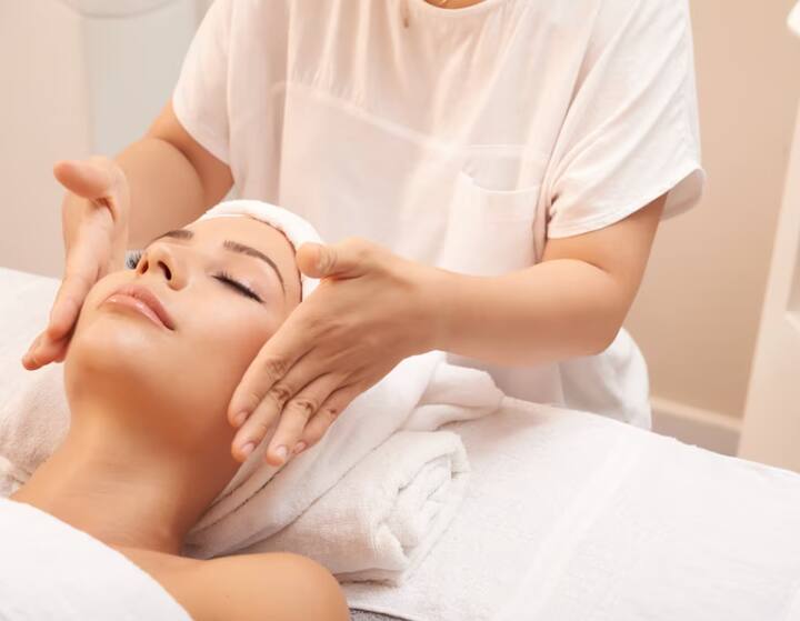 अगर आप स्किन केयर प्रोडक्ट को लगाने से पहले चेहरे की मालिश करती हैं, तो ऐसा करने से चेहरे में प्रोडक्ट का अवशोषण ठीक से होता है.किसी भी प्रोडक्ट को अधिक प्रभावी ढंग से स्किन के अंदर जाने में मदद मिलती है.