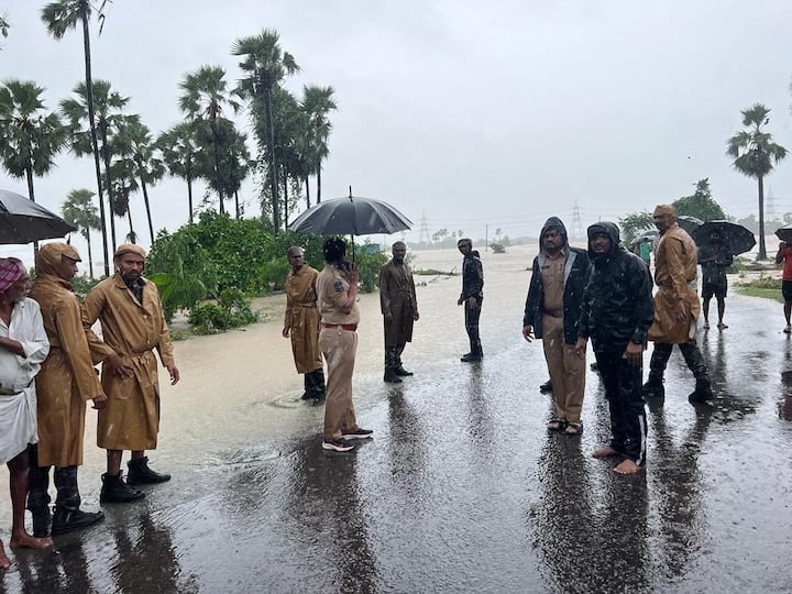 వరదల్లో చిక్కుకుపోయిన జయశంకర్ భూపాలపల్లి జిల్లాలోని మోరంచపల్లి గ్రామం