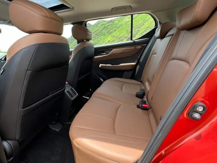 There is a part digital instrument cluster and wireless Android Auto/Apple CarPlay. (Source: Somnath Chatterjee)