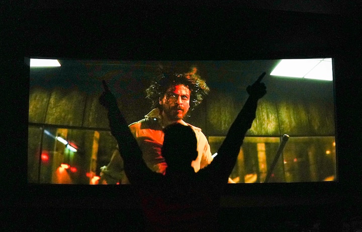 হংসরাজ কলেজ থেকে তিনি অর্থনীতিতে ব্য়াচেলার ডিগ্রি লাভ করেন।