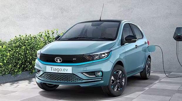 બીજા નંબરે Tata Tiago ઈલેક્ટ્રિક હેચબેક છે, જેની પ્રારંભિક કિંમત રૂ. 8.69 લાખ એક્સ-શોરૂમ છે. તેમાં 24 kWh બેટરી પેક છે, જે 315 કિમી સુધીની રેન્જ આપવામાં સક્ષમ છે.