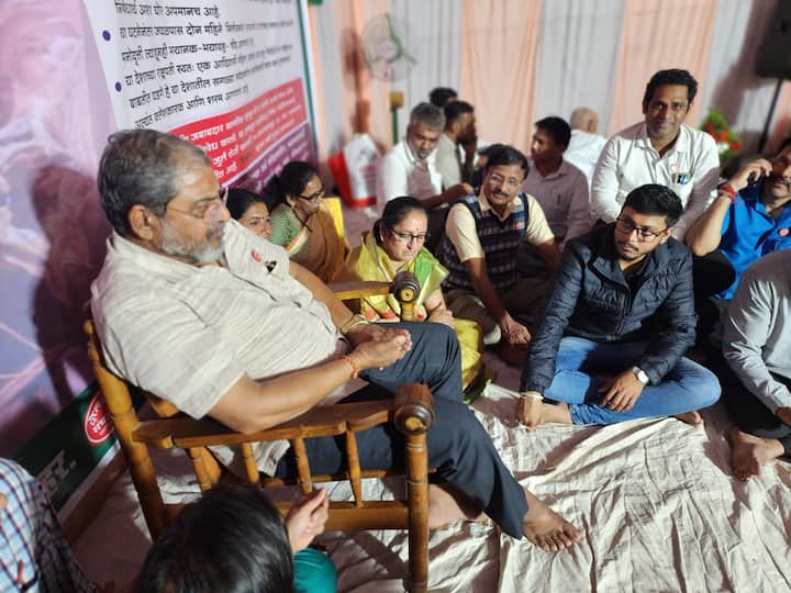 यावेळी पावसाच्या सरी कोसळत असतानाही मार्च काढण्यात आला.