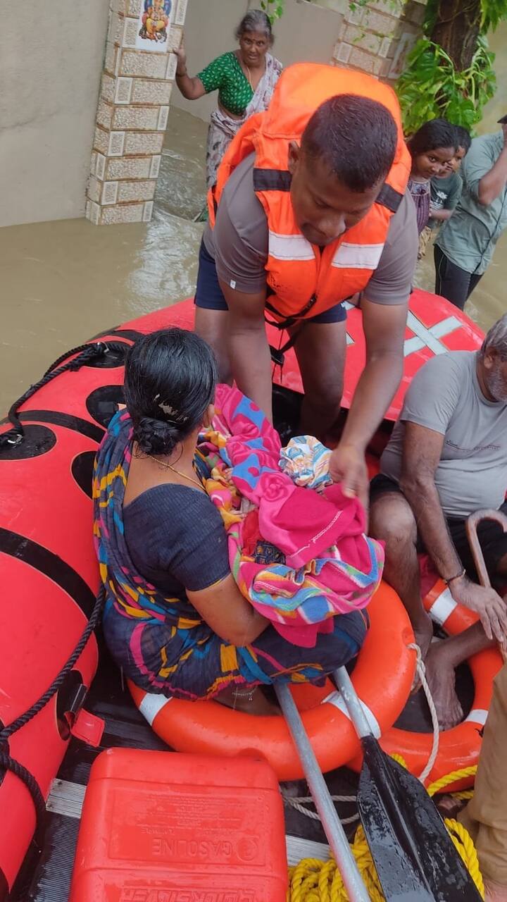 తల్లితో పాటు చిన్నారిని కూడా క్షేమంగా పునరావాస కేంద్రానికి చేర్చిన ఎన్డీఆర్ఎఫ్ బృసిబ్బంది