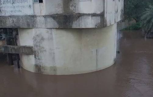 मुसळधार पावसामुळे नदी नाल्यांना मोठा पूर आला आहे.  त्यामुळे जनजीवन मोठ्या प्रमाणात विस्कळीत झालंं आहे.