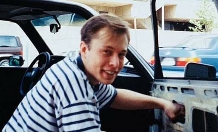 বিশেষ করে দ্বিতীয় স্ত্রী টালুলা রাইলির সঙ্গে মাস্কের সম্পর্ক নানা ওঠাপড়ার মধ্যে দিয়ে গিয়েছে। দু’জনের মধ্যে বয়সের ফারাক ১৫ বছর। প্রথম স্ত্রী জাস্টিনের সঙ্গে বিবাহবিচ্ছেদ চেয়ে সবে আদালতে আবেদন জানিয়েছেন মাস্ক।