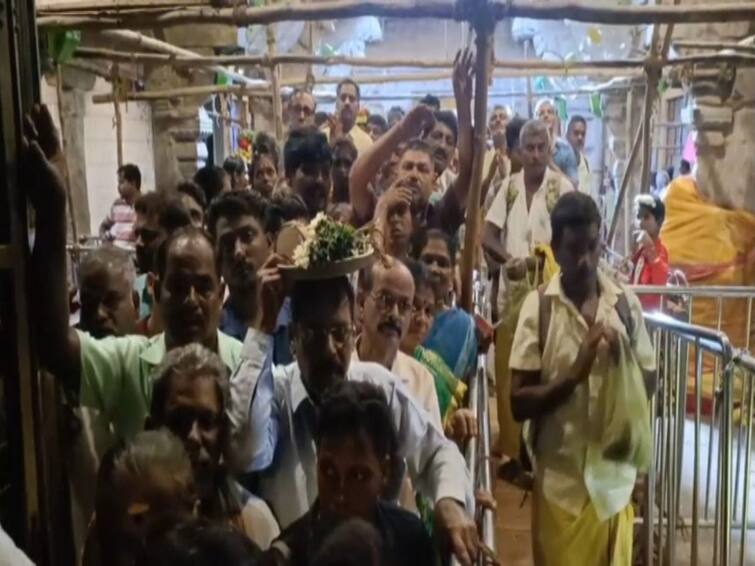 Aadi friday Trichy Samayapuram Mariamman temple Crowd of devotees at  TNN ஆடி வெள்ளி: சமயபுரம் மாரியம்மன் கோயிலில் அலைமோதிய பக்தர்கள் கூட்டம்