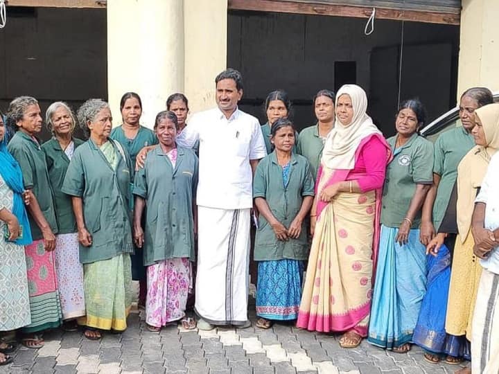 Kerala lottery women pool money to buy ticket worth rs 250 win rs 10 crore in bumper prize Lottery: ரூ.250 கூட பணம் இல்லாத சூழல்.. இப்போ ரூ.10 கோடி! 11 பெண்கள் ஒன்றாக சேர்ந்ததால் அடித்தது ஜாக்பாட்