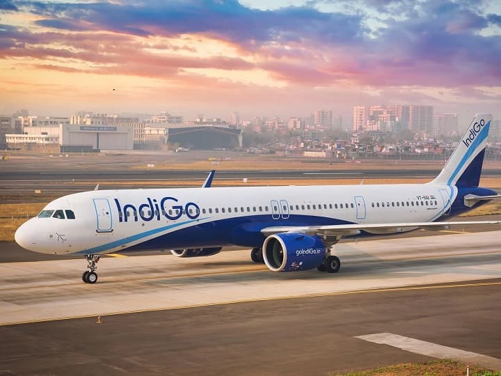 DGCA imposes financial penalty of 30 lakhs on IndiGo Airlines and gives these directions IndiGo Airlines: डीजीसीए ने इंडिगो पर लगाया लाखों का तगड़ा जुर्माना, दस्तावेजों को लेकर दिए ये निर्देश