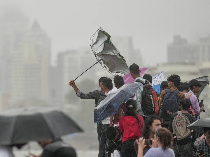 People at Marine Drive, Mumbai. The Brihanmumbai Municipal Corporation (BMC) has predicted gusty winds reaching 40-50 km/h. (Image Source: PTI)