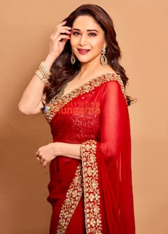 Madhuri Dixit पति Shriram Nene के साथ मालदीव में वेकेशन एन्जॉय करती आईं नजर ENT LIVE