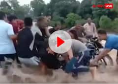 Video: चंपावत में सड़क पर अचानक बहने लगा बरसाती नाला, फंसा बाइक सवार, लोगों ने ऐसे बचाई जान
