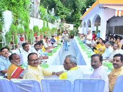 गठबंधन के बाद पहली बार मंच पर साथ नजर आए ओपी राजभर और ब्रजेश पाठक, तस्वीरों में दिखी 'पुरानी मित्रता'