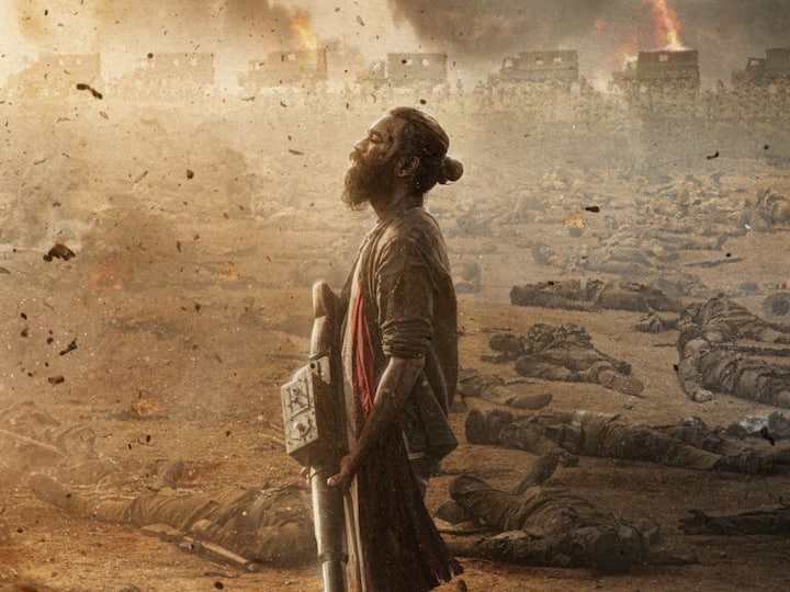 धनुषच्या 'कॅप्टन मिलर' (Captain Miller) या आगामी चित्रपटाचा टीझर प्रेक्षकांच्या भेटीस आला आहे. या टीझरमध्ये धनुष हा हटके लूकमध्ये दिसत आहे.