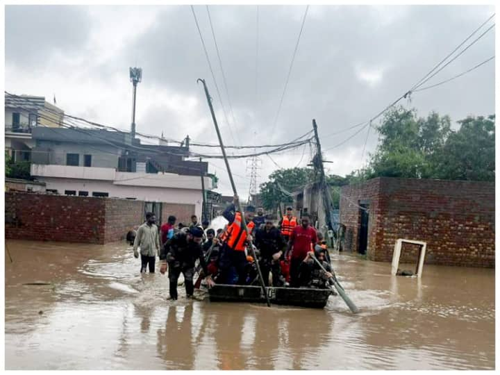 पंजाब: 35 साल पहले बिछड़े मां-बेटा जब मिले तो निकला आंसुओं का सैलाब, बाढ़ से बना मिलने का संयोग