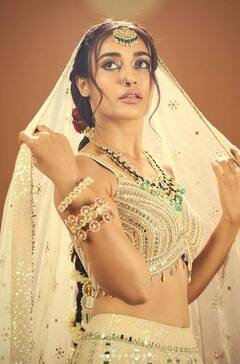 Surbhi Jyoti: ਲਹਿੰਗਾ ਵਿੱਚ ਸੁਰਭੀ ਜੋਤੀ ਦੀ ਰਵਾਇਤੀ ਲੁੱਕ ਨੇ ਉੱਡਾਏ ਫੈਨਜ਼ ਦੇ ਹੋਸ਼, ਦੇਖੋ ਤਸਵੀਰਾਂ