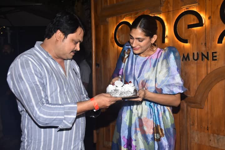 कुब्रा सैत ने अपने खास दोस्तों के लिए बर्थडे पर एक शानदार पार्टी रखी थी. जिसमें वो काफी खूबसूरत लुक में दिखीं.