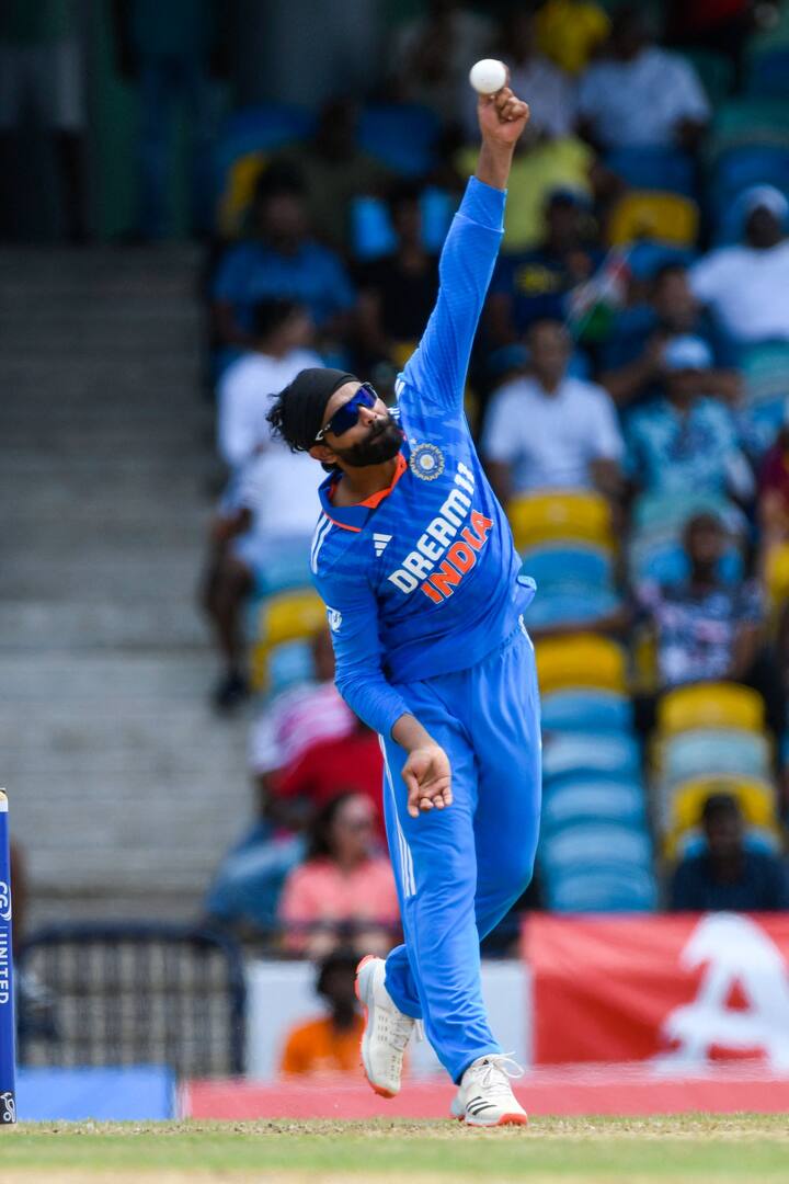 জাডেজা ম্যাচে তিন উইকেট নেন। কুলদীপ ম্যাচে ৪ উইকেট নেন। ২ জনেই নতুন রেকর্ডও গড়েন এই ম্য়াচে।